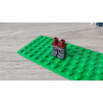 Hanches et jambes gris bleuté bretelles rouge 6027582 pièce détachée Lego #C06