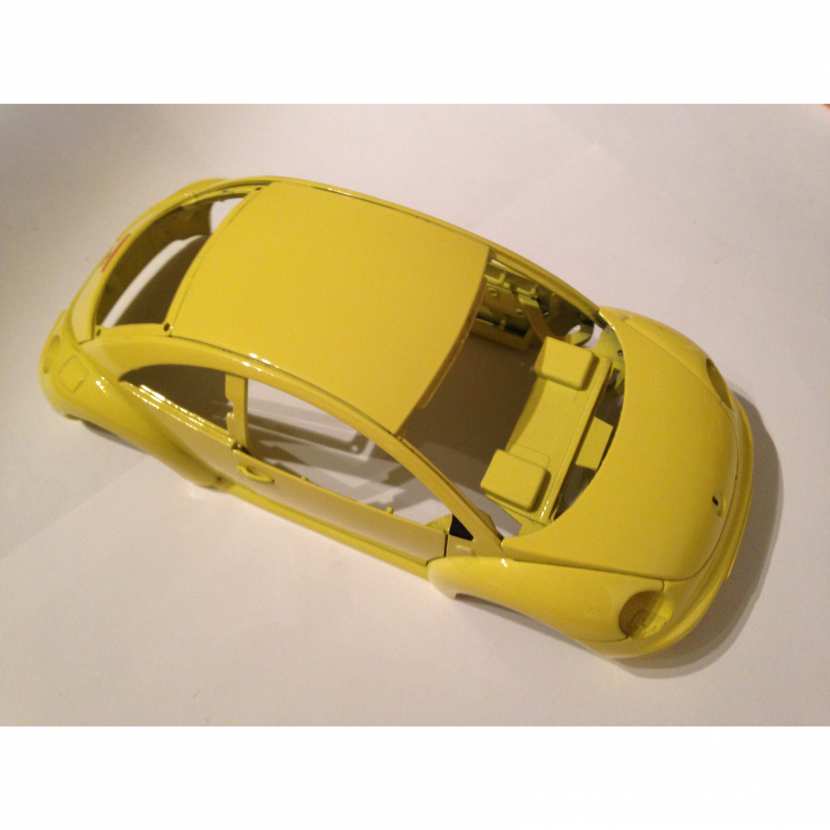 Carcasse carrosserie coque pièce détachée modèle voiture miniature de collection Volkswagen New Beetle de taille 1/18ème de marque Maisto