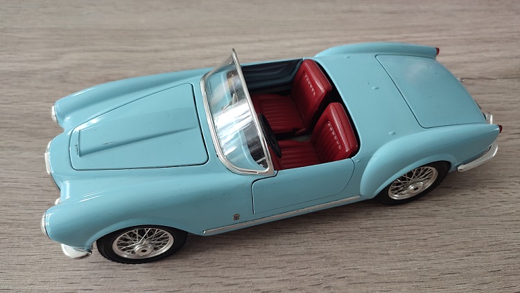 Retrouvez toutes les pièces détachées de votre modèle miniature Lancia Aurelia B24 Spider de 1955, modèle cabriolet bleu de marque Bburago Burago et de taille 1/18 1/18e 1/18ème