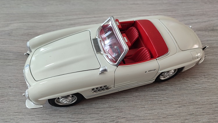 Retrouvez toutes les pièces détachées de votre modèle miniature Mercedes-Benz 300 SL 1957 Roadster, modèle cabriolet blanc de marque Bburago Burago et de taille 1/18 1/18e 1/18ème