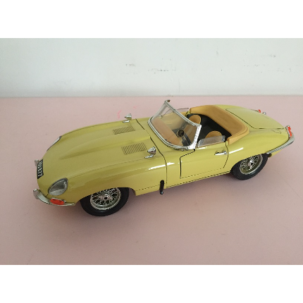 BURAGO JAGUAR TYPE E 1961 JAUNE DECAPOTABLE 1/18