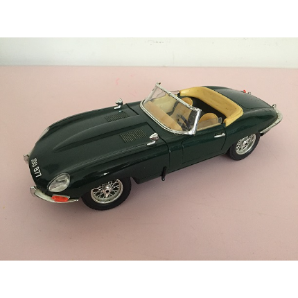 BURAGO JAGUAR TYPE E 1961 VERTE DECAPOTABLE 1/18
