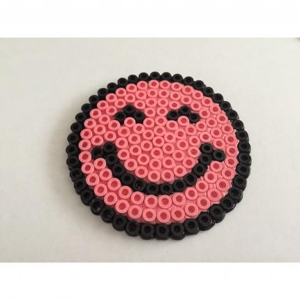 EMOTICONE SMILEY SOURIRE ROSE NOIR PERLE HAMA DESSOUS DE VERRE DECO PIXEL ART