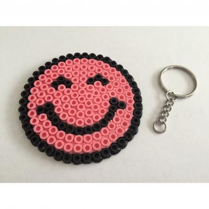 EMOTICONE SMILEY SOURIRE ROSE NOIR PORTE CLE PERLE HAMA DECORATION PIXEL ART