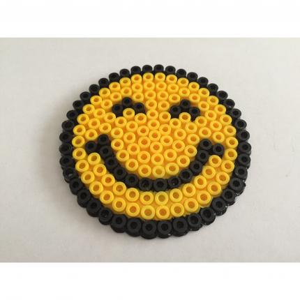 EMOTICONE SMILEY SOURIRE JAUNE NOIR PERLE HAMA DESSOUS DE VERRE DECO PIXEL ART