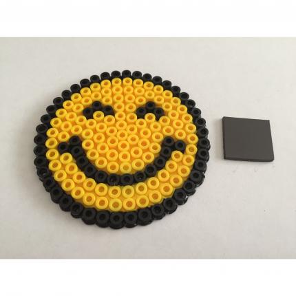 EMOTICONE SMILEY SOURIRE JAUNE NOIR AIMANT REFRIGERATEUR PERLE HAMA PIXEL ART