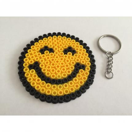 EMOTICONE SMILEY SOURIRE JAUNE NOIR PORTE CLE PERLE HAMA DECORATION PIXEL ART