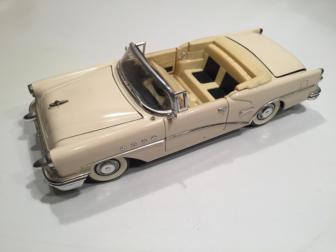 Pièce détachée miniature Mira Buick Century 1955 de taille 1/18 1/18e 1/18eme