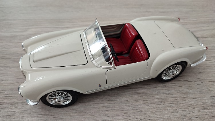 pièce détachée miniature Lancia Aurelia b24 spider 1955 de marque Burago 1.18