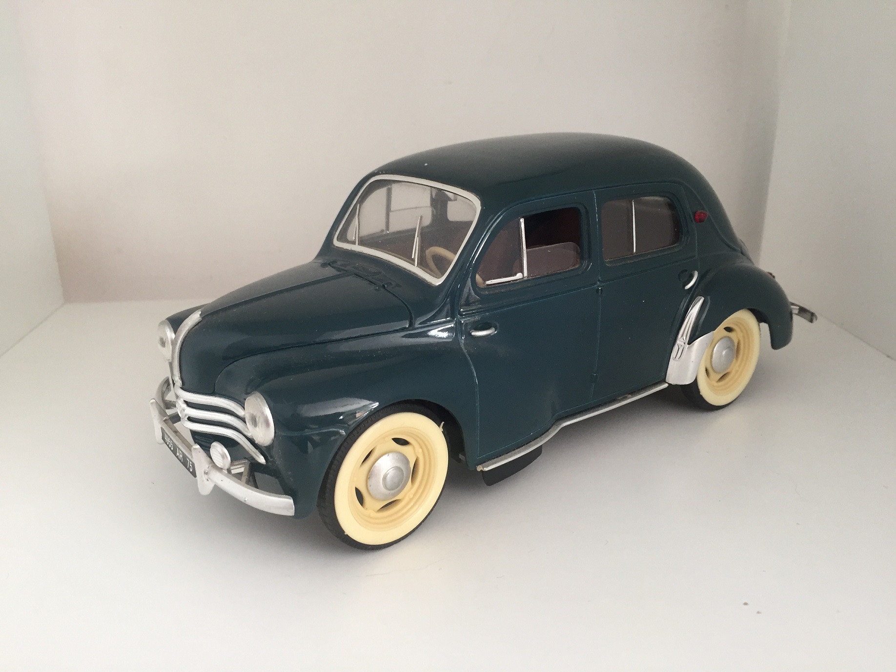 Retrouvez toutes les pièces détachées de votre miniature Renault 4CV de taille 1/17 1/17e 1/17eme de marque Solido