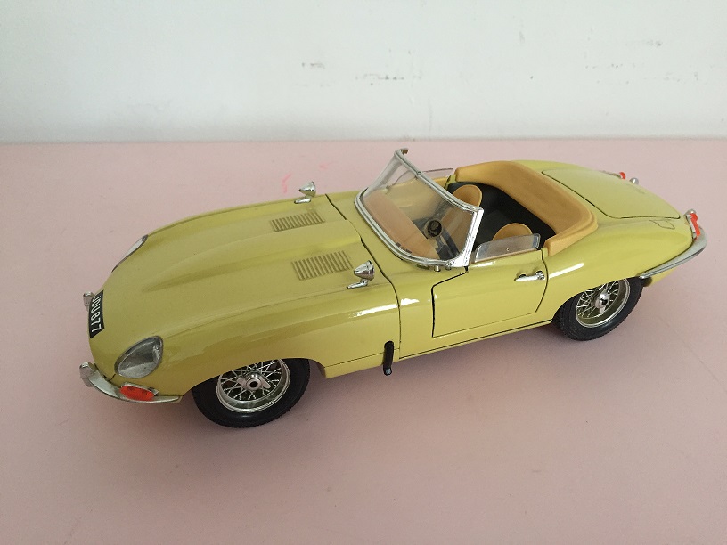 piece detachee miniature jaguar type e 1961 jaune decapotable burago 1.18